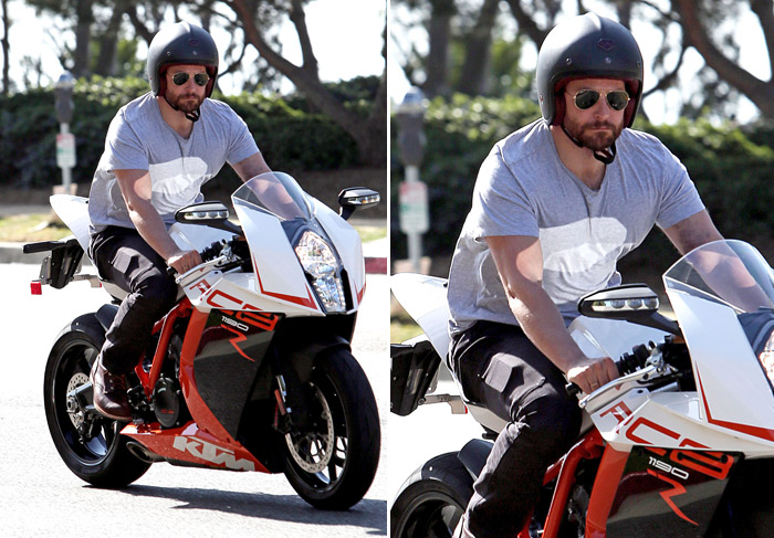 Bradley Cooper desfila charmoso com sua super motocicleta