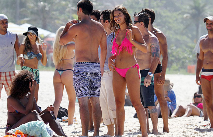 Bruna Marquezine exibe o corpão em gravação na praia