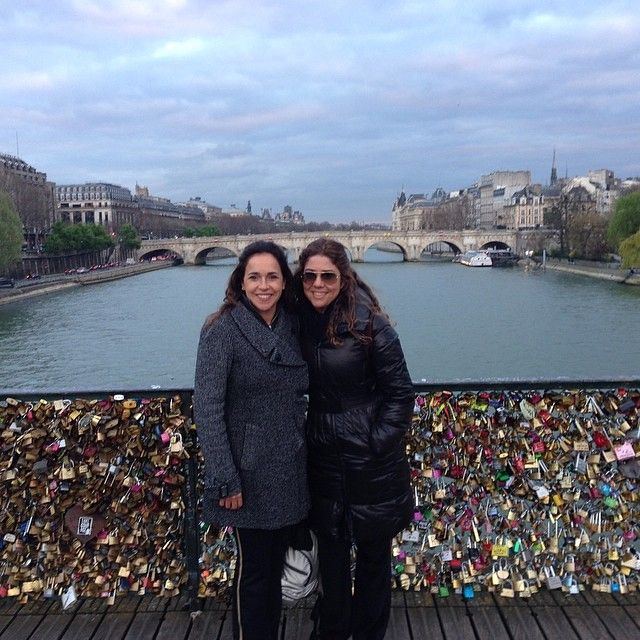  Daniela Mercury e Malu Verçosa vivem lua de mel em Paris