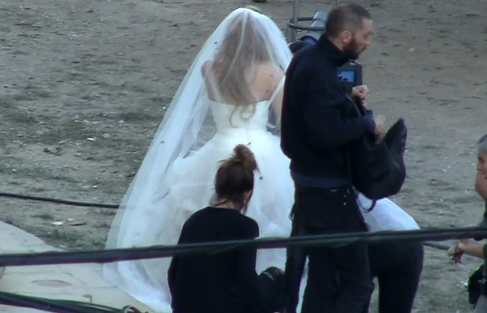 Shakira usa vestido de noiva em novo clipe