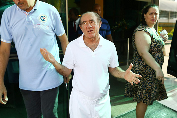 Renato Aragão deixa o hospital acompanhado da esposa