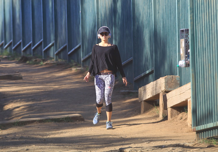 Vanessa Hudgens deixa a barriguinha à mostra durante exercícios em Los Angeles