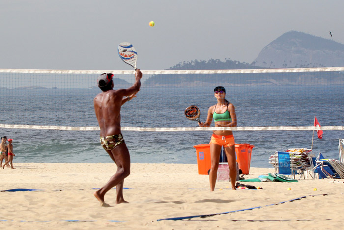 Letícia Wiermann joga tênis de praia e exibe o corpo bronzeado