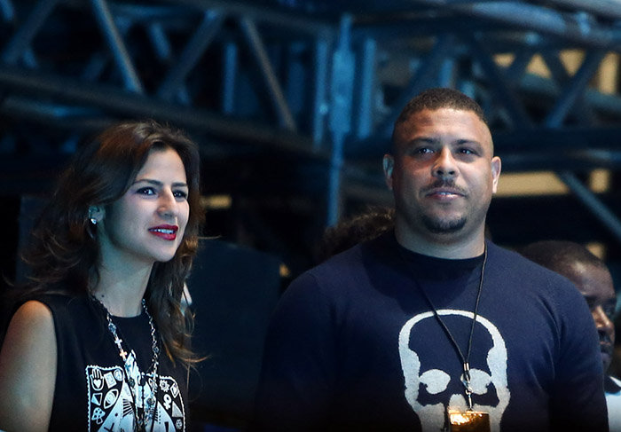 Ronaldo Fenômeno confere show do Metallica ao lado da noiva Paula Morais