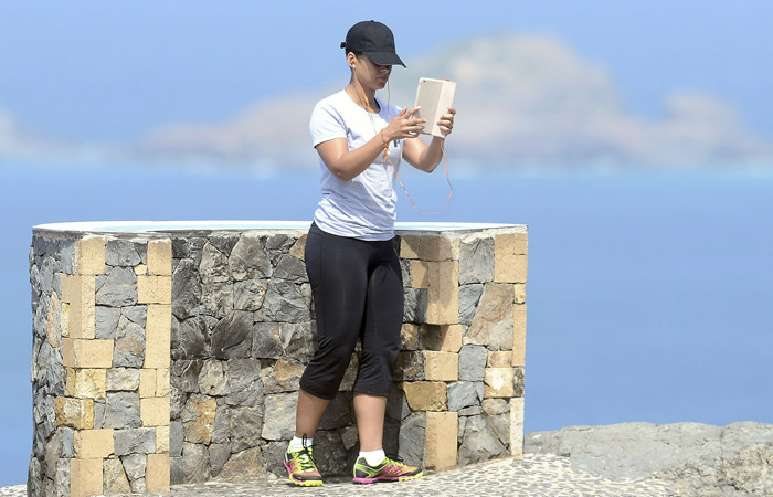 Alicia Keys não larga seu iPad durante corrida