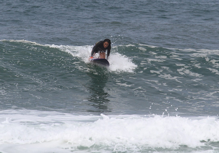 Daniele Suzuki faz manobras radicais no surfe