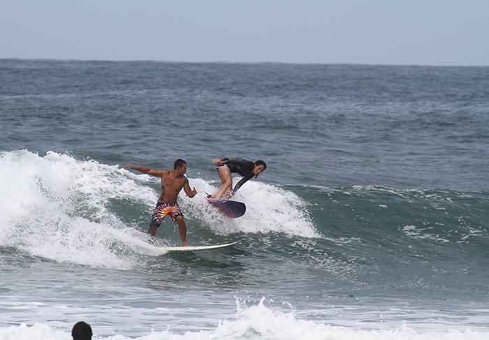 Daniele Suzuki faz manobras radicais no surfe
