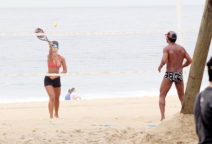 Letícia Wiermann pratica slack line e tênis de praia, em Ipanema