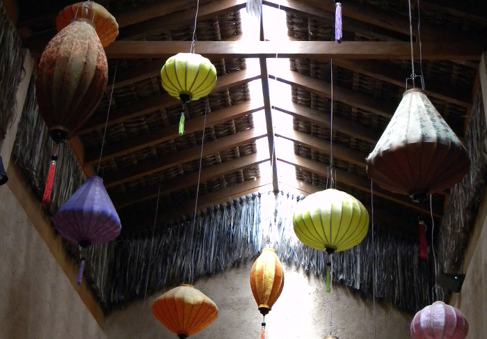 As lanternas chinesas do hall interno da pousada
