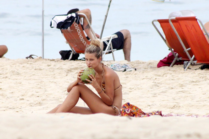 Sozinha, Yasmin Brunet toma sol na praia de Ipanema