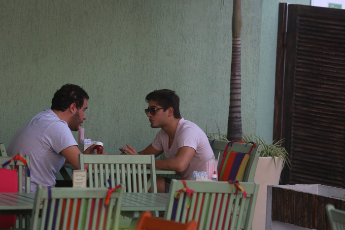 Daniel Rocha almoça com amigo na Barra da Tijuca, no Rio