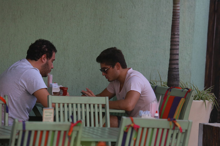 Daniel Rocha almoça com amigo na Barra da Tijuca, no Rio