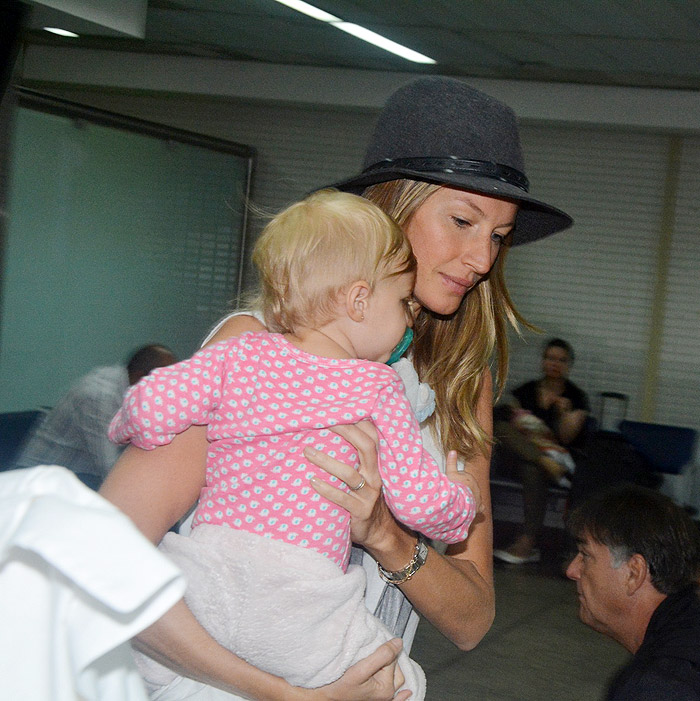 Gisele Bündchen chega a São Paulo coma filha Vivian Lake