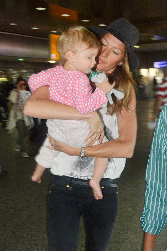 Gisele Bündchen chega a São Paulo coma filha Vivian Lake