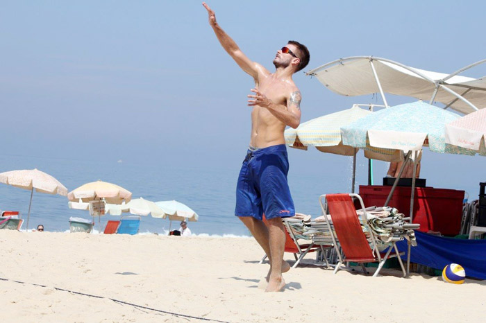 Rodrigo Hilbert joga vôlei na praia do Leblon