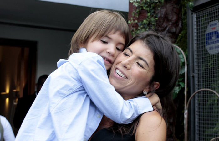 Lorenzo, filho de Luciana Gimenez, manda beijinho para os fotógrafos