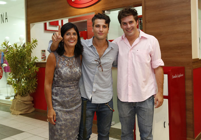 Bruno, a mãe e Thiago Gagliasso