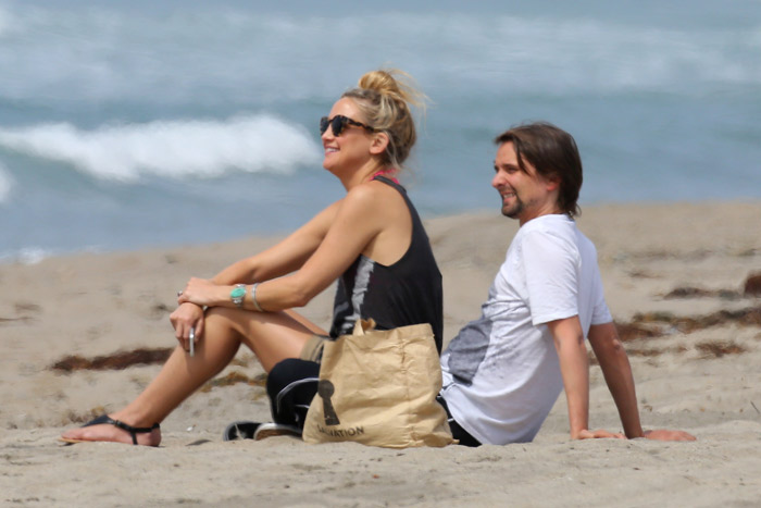 Kate Hudson curte praia com o noivo Matt Bellamy