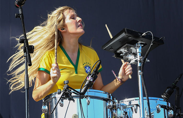 Ellie Goulding veste a camisa da seleção brasileira para show em São Paulo