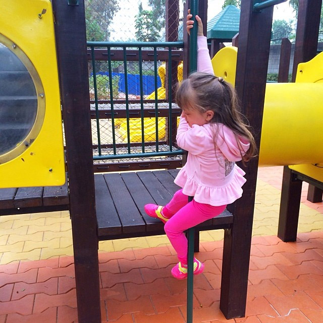 Ticiane Pinheiro conhece o novo parque da escola da filha, Rafaella