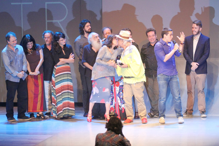 Marcelo Serrado e a esposa prestigiam premiação de teatro