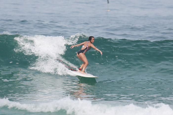 Daniele Suzuki toma caldo durante aula de surfe