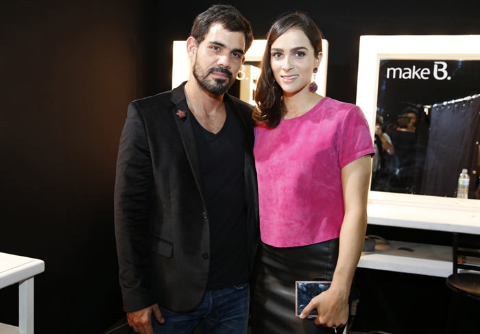 Juliano Cazarré e a esposa conferem segundo dia do Fashion Rio