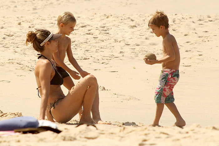 Fernanda Lima curte praia com os filhos