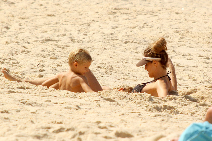 Fernanda Lima curte praia com os filhos