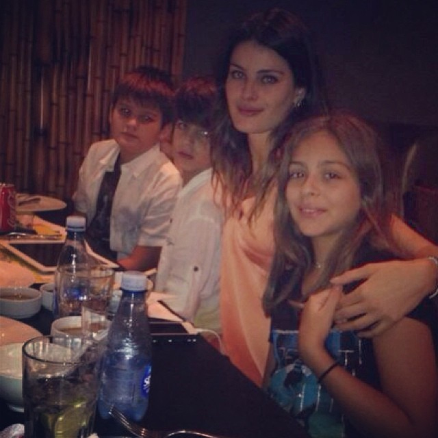 Isabeli Fontana sai para jantar com seus filhos e a afilhada em São Paulo