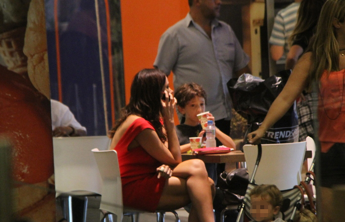 Vanessa Gerbelli leva o filho para tomar sorvete em shopping