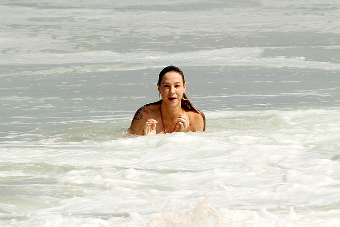 Luana Piovani exibe o corpo em forma em dia de praia no Rio