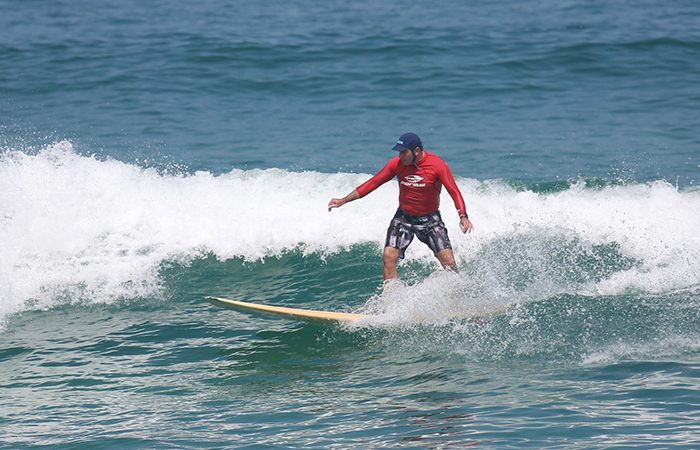  Humberto Martins surfa na praia da Macumba, no Rio