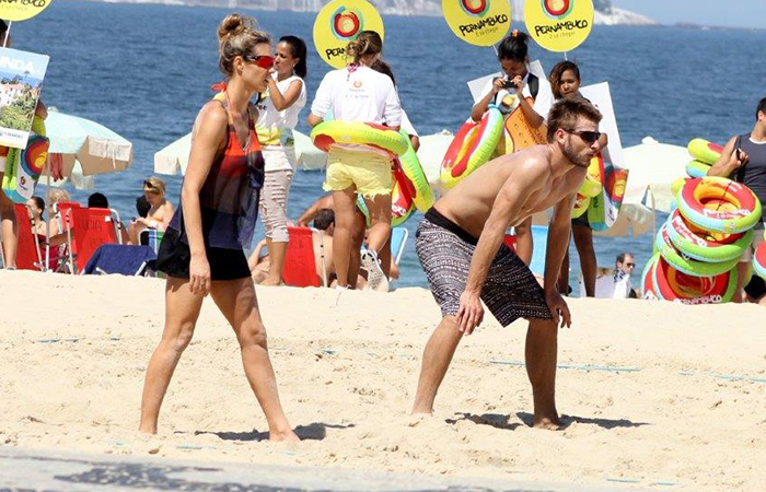 Fernanda Lima e Rodrigo Hilbert agitam a praia do Leblon, no Rio de Janeiro