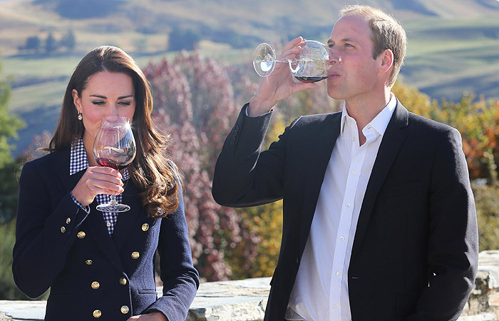 Kate Middleton passeia de bote e toma vinho na Nova Zelândia