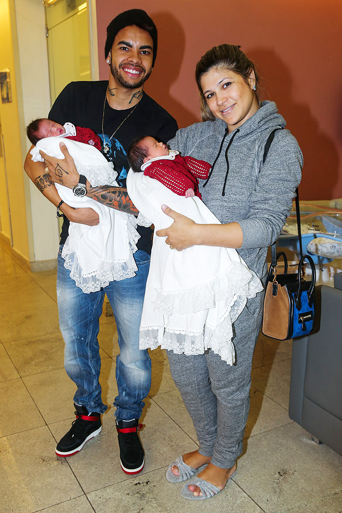 Dani Souza e Dentinho deixam a maternidade com as gêmeas