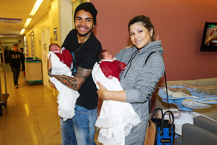 Dani Souza e Dentinho deixam a maternidade com as gêmeas