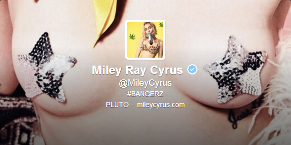  Miley Cyrus coloca foto dos seios na capa do Twitter