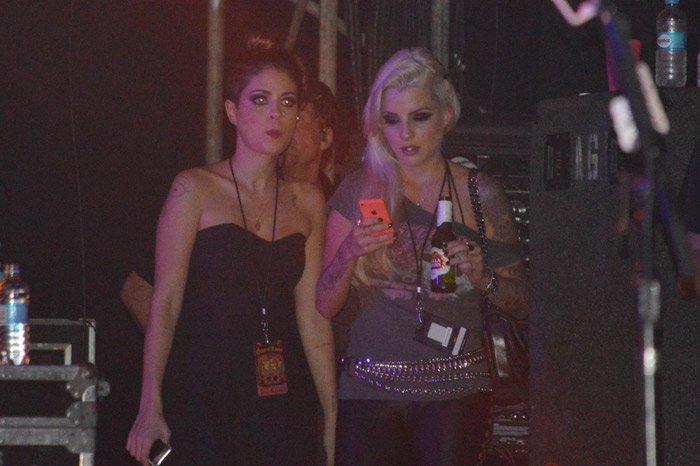 Ex-BBBs Clara e Bella curtem show do Guns NRoses, em Recife