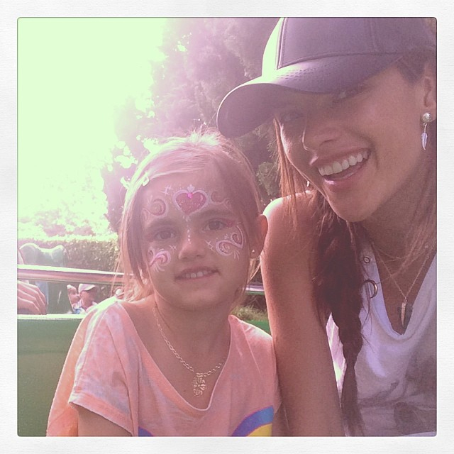  Alessandra Ambrósio curte férias com a filha Anja