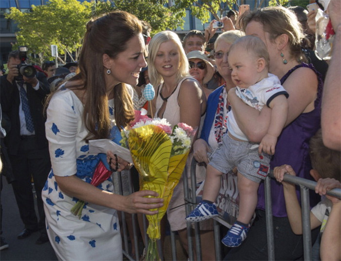 Kate Middleton ganha flores e presentes em aparição pública na Austrália