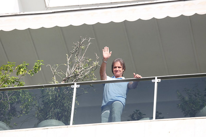 No dia do aniversário, Roberto Carlos recebe o carinho dos fãs e aparece na sacada do hotel
