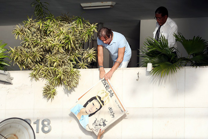 No dia do aniversário, Roberto Carlos recebe o carinho dos fãs e aparece na sacada do hotel
