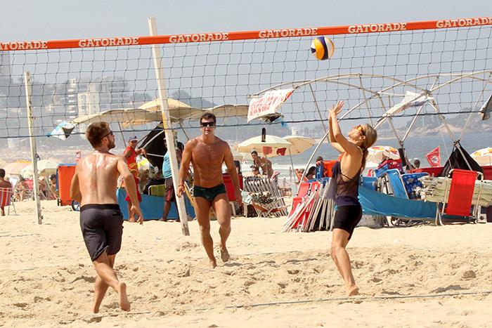 Fernanda Lima e Rodrigo Hilbert jogam vôlei na praia do Leblon