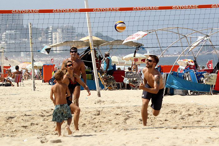 Fernanda Lima e Rodrigo Hilbert jogam vôlei na praia do Leblon