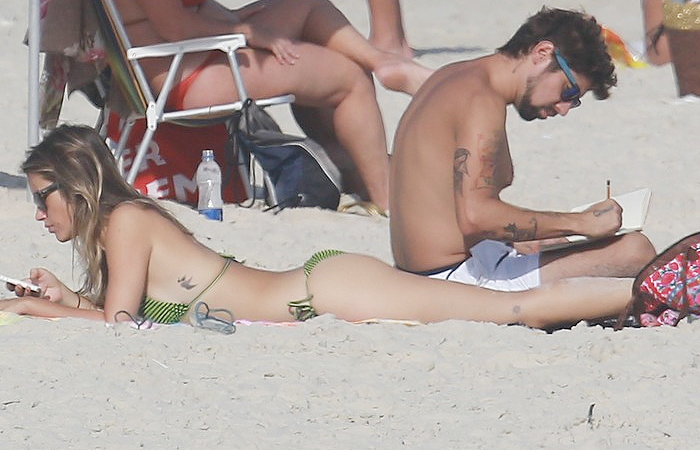 Juliana Didone passa tarde romântica com o namorado na praia da Barra da Tijuca