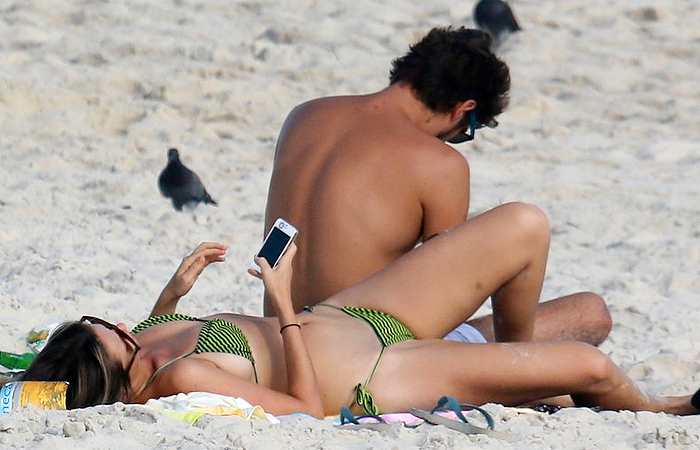 Juliana Didone passa tarde romântica com o namorado na praia da Barra da Tijuca