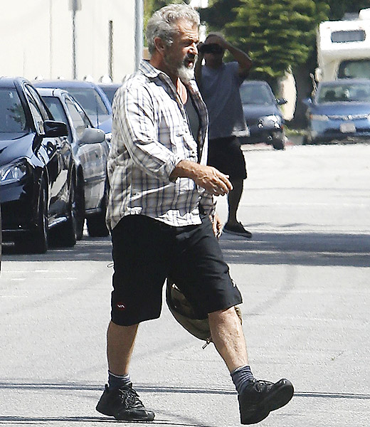 Mel Gibson vai para a academia barbudo e com visual largadão