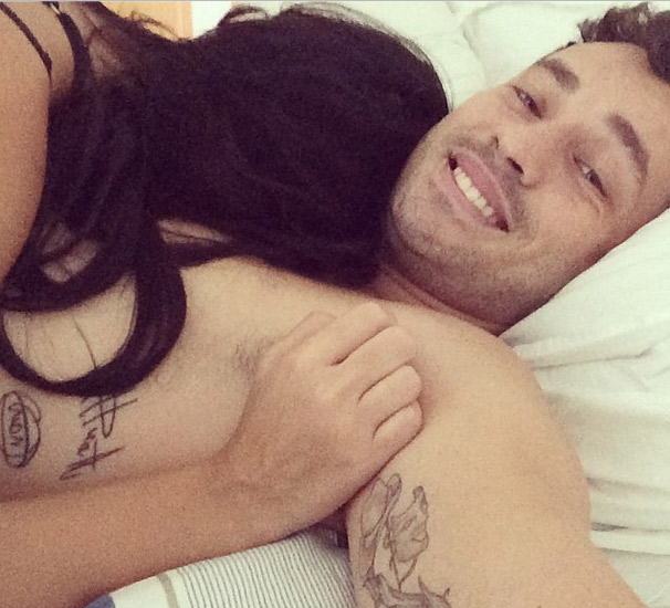 Rodrigo Andrade acorda agarradinho com a namorada, Joyce de Paulo