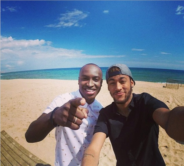Neymar agradece visita de Thiaguinho em Barcelona